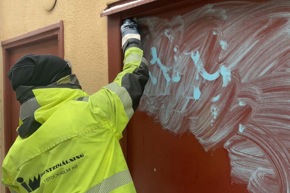 Klotterborttagning från dörr