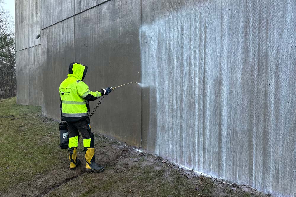 Klotterskydd som sprayas på vägg som ofta klottras på