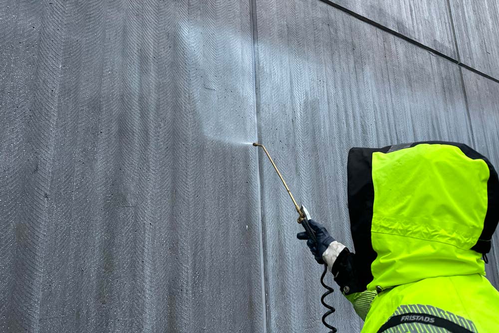 Klotterskydd som sprayas på vägg som ofta klottras på
