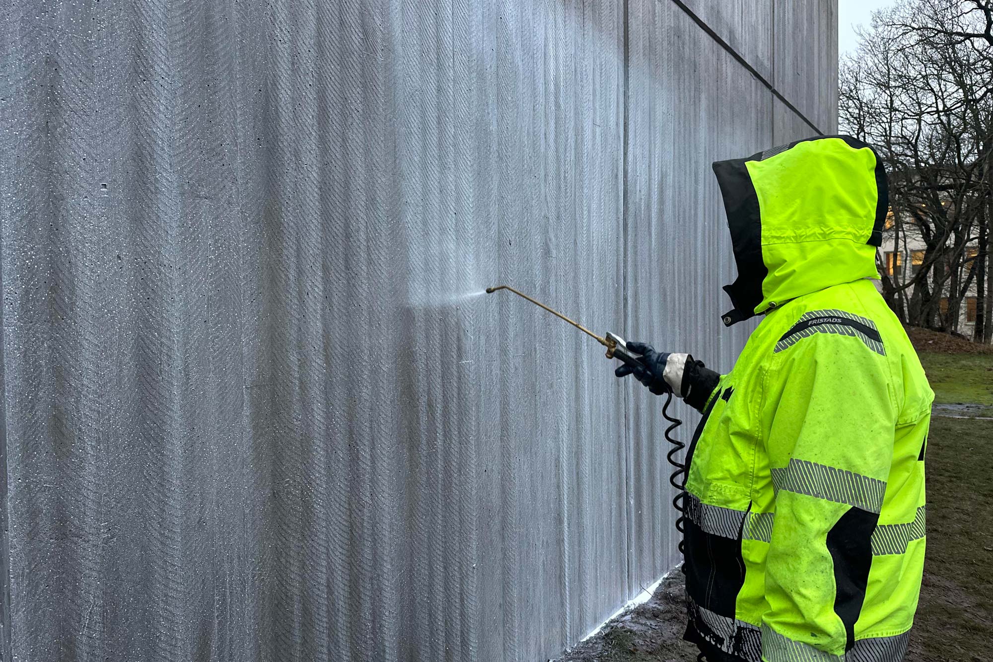 Klotterskydd som sprayas på vägg som ofta klottras på