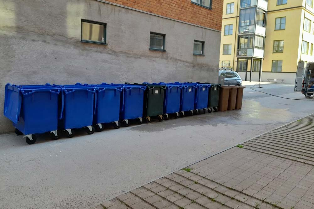 Sopkärl utanför lägenheter